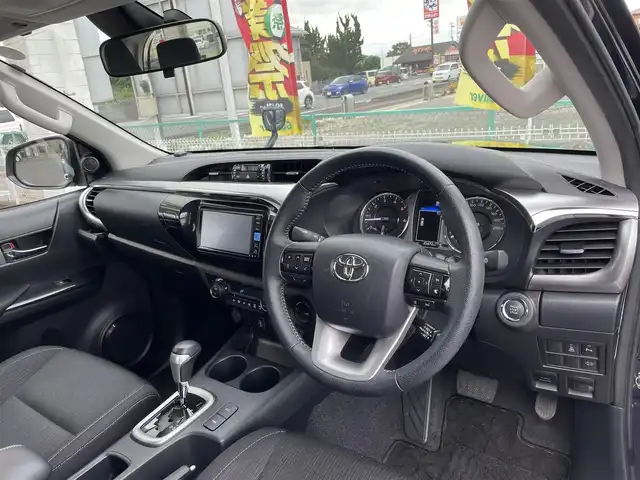 トヨタ ハイラックス Z 群馬県 2023(令5)年 2.6万km ダークブルーマイカ トヨタセーフティセンス/・プリクラッシュセーフティー/・レーンディパーチャーアラート/・ロードサインアシスト/・レーダークルーズコントロール/・先行車発進お知らせ/・ドライブスタートコントロール/純正7型メモリナビ　NMZK-W73D/　（CD DVD フルセグTV Bluetooth iPod USB AM FM)/バックカメラ/ETC2.0/LEDヘッドライト/オートライト/アイドリングストップ/デュアルエアコン/ECOモード/PWRモード/革巻きステアリング/ステアリングスイッチ/荷台カバー/横滑り防止/ウィンカーミラー/取扱説明書/保証書/スペアキー