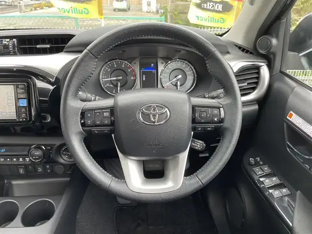 トヨタ ハイラックス Z 群馬県 2023(令5)年 2.6万km ダークブルーマイカ トヨタセーフティセンス/・プリクラッシュセーフティー/・レーンディパーチャーアラート/・ロードサインアシスト/・レーダークルーズコントロール/・先行車発進お知らせ/・ドライブスタートコントロール/純正7型メモリナビ　NMZK-W73D/　（CD DVD フルセグTV Bluetooth iPod USB AM FM)/バックカメラ/ETC2.0/LEDヘッドライト/オートライト/アイドリングストップ/デュアルエアコン/ECOモード/PWRモード/革巻きステアリング/ステアリングスイッチ/荷台カバー/横滑り防止/ウィンカーミラー/取扱説明書/保証書/スペアキー
