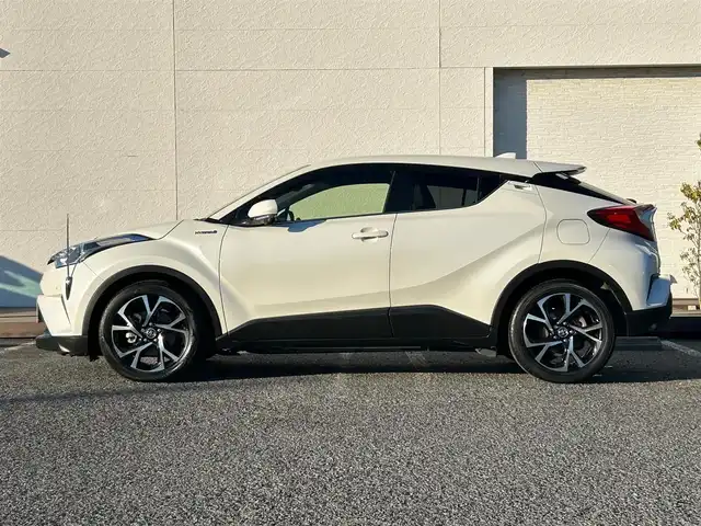 トヨタ Ｃ－ＨＲ G 千葉県 2017(平29)年 4.9万km ホワイトパールクリスタルシャイン 純正ナビ/バックカメラ/温熱シート/ドラレコ/ETC/TV/クルコン/ハーフレザーシート/快適温熱シート/純正AW/コーナーセンサー/LEDヘッドライト/BSM/電動パーキング/ブレーキホールド/ドアバイザー