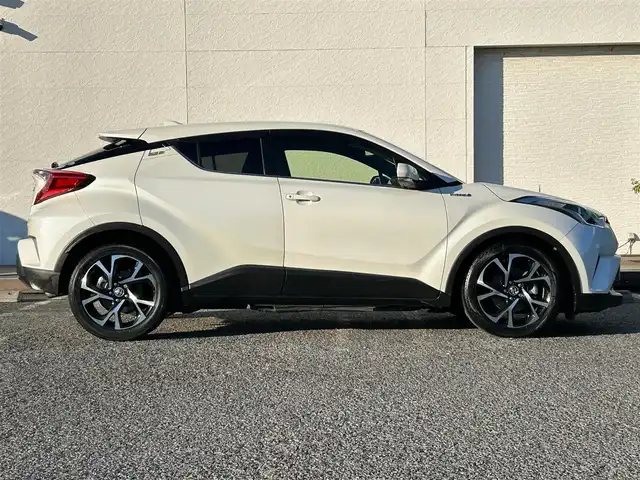 トヨタ Ｃ－ＨＲ G 千葉県 2017(平29)年 4.9万km ホワイトパールクリスタルシャイン 純正ナビ/バックカメラ/温熱シート/ドラレコ/ETC/TV/クルコン/ハーフレザーシート/快適温熱シート/純正AW/コーナーセンサー/LEDヘッドライト/BSM/電動パーキング/ブレーキホールド/ドアバイザー