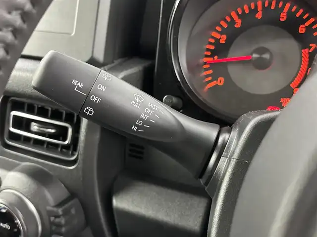 スズキ ジムニー XC 埼玉県 2025(令7)年 0.1万km未満 ミディアムグレー 登録済未使用車　/スズキセーフティサポート　/衝突被害軽減ブレーキ　/誤発信抑制機能　/車線逸脱警報機能　/標識認識機能　/先行車発進時ブザー　/クルーズコントロール　/シートヒーターＤ＋Ｎ席　/純正ＡＷ１６インチ/スマートキー/ＬＥＤヘッドライト