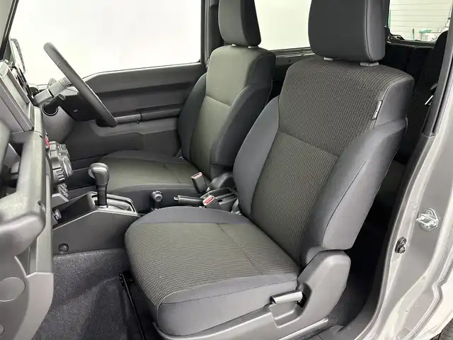 スズキ ジムニー XC 埼玉県 2025(令7)年 0.1万km未満 ミディアムグレー 登録済未使用車　/スズキセーフティサポート　/衝突被害軽減ブレーキ　/誤発信抑制機能　/車線逸脱警報機能　/標識認識機能　/先行車発進時ブザー　/クルーズコントロール　/シートヒーターＤ＋Ｎ席　/純正ＡＷ１６インチ/スマートキー/ＬＥＤヘッドライト