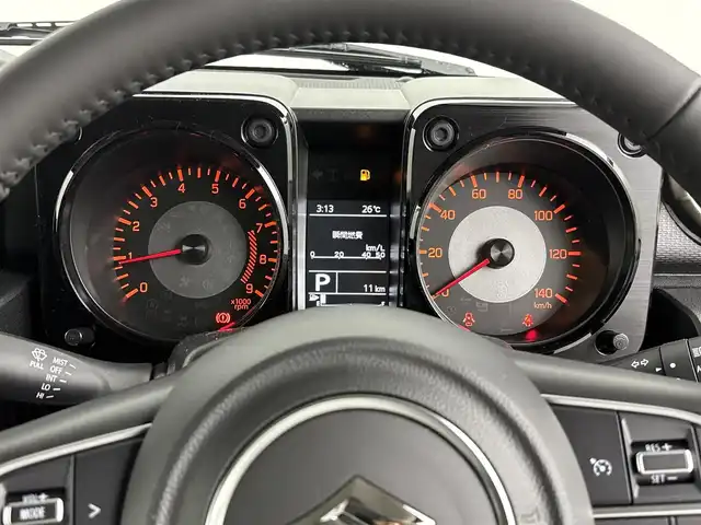 スズキ ジムニー XC 埼玉県 2025(令7)年 0.1万km未満 ミディアムグレー 登録済未使用車　/スズキセーフティサポート　/衝突被害軽減ブレーキ　/誤発信抑制機能　/車線逸脱警報機能　/標識認識機能　/先行車発進時ブザー　/クルーズコントロール　/シートヒーターＤ＋Ｎ席　/純正ＡＷ１６インチ/スマートキー/ＬＥＤヘッドライト