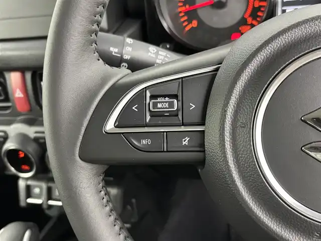 スズキ ジムニー XC 埼玉県 2025(令7)年 0.1万km未満 ミディアムグレー 登録済未使用車　/スズキセーフティサポート　/衝突被害軽減ブレーキ　/誤発信抑制機能　/車線逸脱警報機能　/標識認識機能　/先行車発進時ブザー　/クルーズコントロール　/シートヒーターＤ＋Ｎ席　/純正ＡＷ１６インチ/スマートキー/ＬＥＤヘッドライト