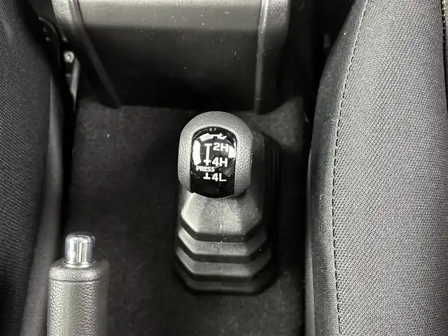スズキ ジムニー XC 埼玉県 2025(令7)年 0.1万km未満 ミディアムグレー 登録済未使用車　/スズキセーフティサポート　/衝突被害軽減ブレーキ　/誤発信抑制機能　/車線逸脱警報機能　/標識認識機能　/先行車発進時ブザー　/クルーズコントロール　/シートヒーターＤ＋Ｎ席　/純正ＡＷ１６インチ/スマートキー/ＬＥＤヘッドライト
