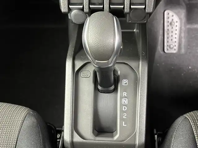 スズキ ジムニー XC 埼玉県 2025(令7)年 0.1万km未満 ミディアムグレー 登録済未使用車　/スズキセーフティサポート　/衝突被害軽減ブレーキ　/誤発信抑制機能　/車線逸脱警報機能　/標識認識機能　/先行車発進時ブザー　/クルーズコントロール　/シートヒーターＤ＋Ｎ席　/純正ＡＷ１６インチ/スマートキー/ＬＥＤヘッドライト