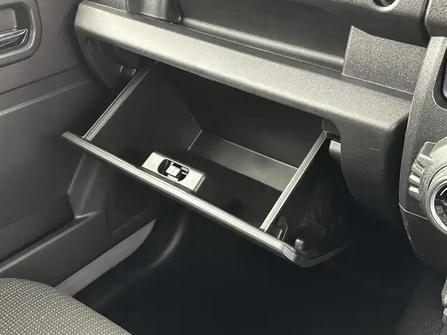 スズキ ジムニー XC 埼玉県 2025(令7)年 0.1万km未満 ミディアムグレー 登録済未使用車　/スズキセーフティサポート　/衝突被害軽減ブレーキ　/誤発信抑制機能　/車線逸脱警報機能　/標識認識機能　/先行車発進時ブザー　/クルーズコントロール　/シートヒーターＤ＋Ｎ席　/純正ＡＷ１６インチ/スマートキー/ＬＥＤヘッドライト