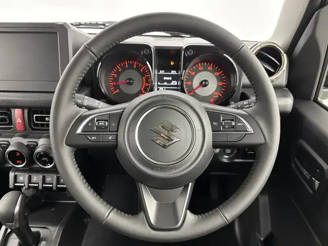 スズキ ジムニー XC 埼玉県 2025(令7)年 0.1万km未満 ミディアムグレー 登録済未使用車　/スズキセーフティサポート　/衝突被害軽減ブレーキ　/誤発信抑制機能　/車線逸脱警報機能　/標識認識機能　/先行車発進時ブザー　/クルーズコントロール　/シートヒーターＤ＋Ｎ席　/純正ＡＷ１６インチ/スマートキー/ＬＥＤヘッドライト