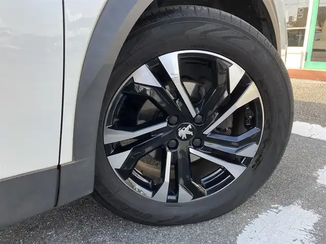 プジョー ２００８ アリュール 三重県 2020(令2)年 6.9万km 白 ♪車検R9年12月24日/♪ディスプレイオーディオ/・AppleCarPlay・AndroidAuto/・Bluetooth・USB/♪全方位モニター/♪バックカメラ/♪アクティブセーフティブレーキ/・ディスタンスアラート/・エマージェンシーブレーキ/・インテリジェントエマージェンシーブレーキアシスト/♪トラフィックサインインフォメーション/・メーターパネル表示/・道路標識の認識機能/♪アクティブクルーズコントロール/(ストップ&ゴー機能付き)/♪レーンキープアシスト/♪ドライバーアテンションアラート/♪パーキングセンサー/♪スマートキー/♪プッシュスタート/♪ハーフレザーシート/♪パドルシフト/♪ドライブレコーダー(前後）/♪ETC/♪LEDヘッドライト/♪ウインカーミラー/♪オートライト/♪オートマチックハイビーム/♪オートワイパー/♪ステアリングスイッチ/♪置くだけ充電/♪DRIVEMODE/♪ルーフレール/♪サイド/カーテンエアバック/♪純正17インチアルミ/♪フロアマット/♪ライトレベリング/♪スペアタイヤ