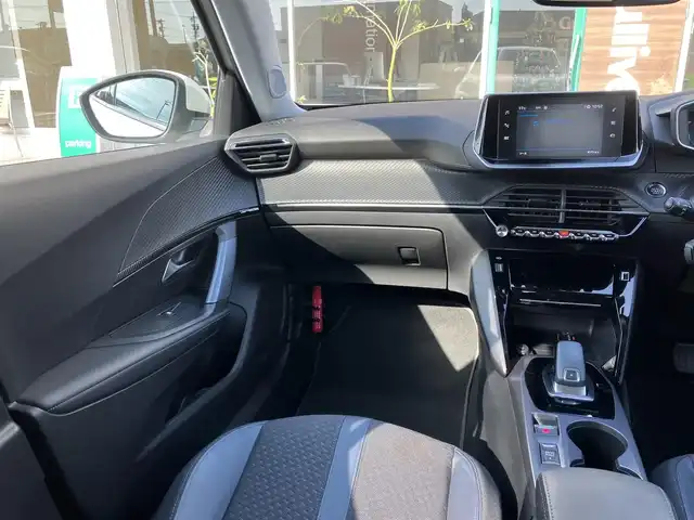 プジョー ２００８ アリュール 三重県 2020(令2)年 6.9万km 白 ♪車検R9年12月24日/♪ディスプレイオーディオ/・AppleCarPlay・AndroidAuto/・Bluetooth・USB/♪全方位モニター/♪バックカメラ/♪アクティブセーフティブレーキ/・ディスタンスアラート/・エマージェンシーブレーキ/・インテリジェントエマージェンシーブレーキアシスト/♪トラフィックサインインフォメーション/・メーターパネル表示/・道路標識の認識機能/♪アクティブクルーズコントロール/(ストップ&ゴー機能付き)/♪レーンキープアシスト/♪ドライバーアテンションアラート/♪パーキングセンサー/♪スマートキー/♪プッシュスタート/♪ハーフレザーシート/♪パドルシフト/♪ドライブレコーダー(前後）/♪ETC/♪LEDヘッドライト/♪ウインカーミラー/♪オートライト/♪オートマチックハイビーム/♪オートワイパー/♪ステアリングスイッチ/♪置くだけ充電/♪DRIVEMODE/♪ルーフレール/♪サイド/カーテンエアバック/♪純正17インチアルミ/♪フロアマット/♪ライトレベリング/♪スペアタイヤ