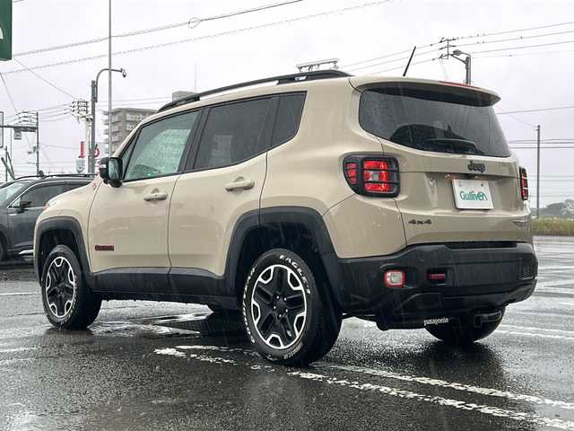 クライスラー・ジープ ジープ レネゲード トレイルホーク 徳島県 2017(平29)年 8.6万km ベージュ 社外8型ナビ　AVIC-RL900/（ラジオ/DISC/USB/フルセグ/BT）/バックカメラ/ビルトインETC/クルーズコントロール/前後コーナーセンサー/LEDヘッドライト/純正17インチアルミホイール/ステアリングリモコン/自動パーキングブレーキ/フォグライト/ルーフレール/純正フロアマット/スペアキー/プッシュスタート