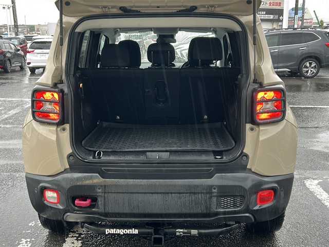 クライスラー・ジープ ジープ レネゲード トレイルホーク 徳島県 2017(平29)年 8.6万km ベージュ 社外8型ナビ　AVIC-RL900/（ラジオ/DISC/USB/フルセグ/BT）/バックカメラ/ビルトインETC/クルーズコントロール/前後コーナーセンサー/LEDヘッドライト/純正17インチアルミホイール/ステアリングリモコン/自動パーキングブレーキ/フォグライト/ルーフレール/純正フロアマット/スペアキー/プッシュスタート