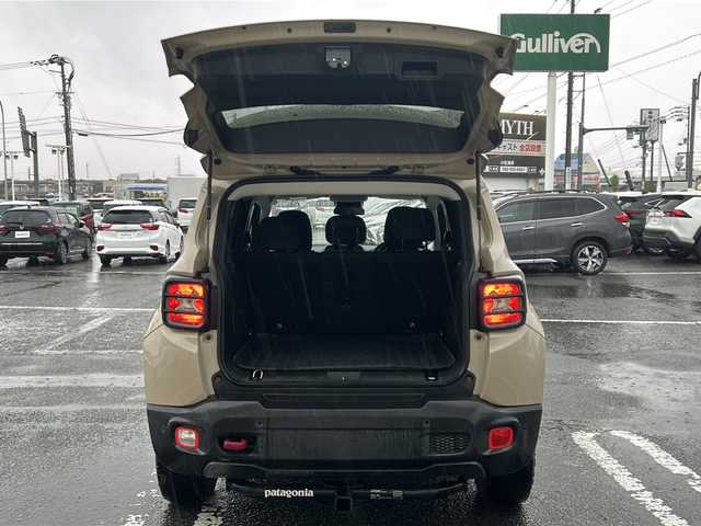 クライスラー・ジープ ジープ レネゲード トレイルホーク 徳島県 2017(平29)年 8.6万km ベージュ 社外8型ナビ　AVIC-RL900/（ラジオ/DISC/USB/フルセグ/BT）/バックカメラ/ビルトインETC/クルーズコントロール/前後コーナーセンサー/LEDヘッドライト/純正17インチアルミホイール/ステアリングリモコン/自動パーキングブレーキ/フォグライト/ルーフレール/純正フロアマット/スペアキー/プッシュスタート