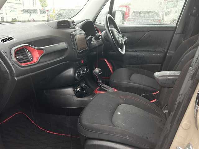 クライスラー・ジープ ジープ レネゲード トレイルホーク 徳島県 2017(平29)年 8.6万km ベージュ 社外8型ナビ　AVIC-RL900/（ラジオ/DISC/USB/フルセグ/BT）/バックカメラ/ビルトインETC/クルーズコントロール/前後コーナーセンサー/LEDヘッドライト/純正17インチアルミホイール/ステアリングリモコン/自動パーキングブレーキ/フォグライト/ルーフレール/純正フロアマット/スペアキー/プッシュスタート