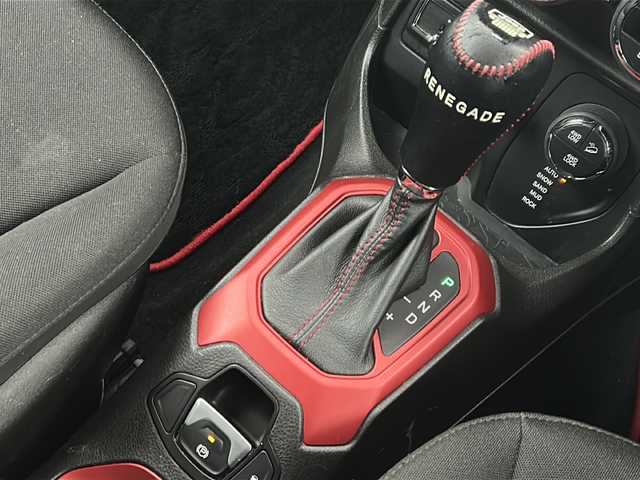 クライスラー・ジープ ジープ レネゲード トレイルホーク 徳島県 2017(平29)年 8.6万km ベージュ 社外8型ナビ　AVIC-RL900/（ラジオ/DISC/USB/フルセグ/BT）/バックカメラ/ビルトインETC/クルーズコントロール/前後コーナーセンサー/LEDヘッドライト/純正17インチアルミホイール/ステアリングリモコン/自動パーキングブレーキ/フォグライト/ルーフレール/純正フロアマット/スペアキー/プッシュスタート