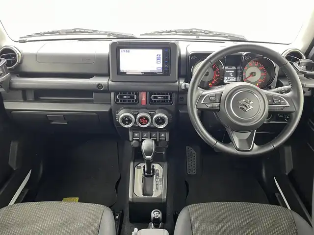 スズキ ジムニー XC 熊本県 2021(令3)年 4万km ピュアホワイトP ＤＡＭＤｌｉｔｔｌｅＧ　ＳＴＡＮＤＡＲＤコンプリートキット/4WD/社外ナビMDV-D306W（ＣＤ・ＤＶＤ・フルセグ・ＢＴ）/バックカメラ　/社外前方ドライブレコーダー　/クルーズコントロール/ビルトインＥＴＣ　/前席シートヒーター　　/衝突軽減ブレーキ　/横滑り防止/ダウンヒルアシスト/ミラーヒーター/オートライト/LEDヘッドライト/フォグライト/スマートキー/プッシュスタート/スペアキー１本/保証書/取扱説明書