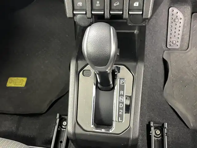 スズキ ジムニー XC 熊本県 2021(令3)年 4万km ピュアホワイトP ＤＡＭＤｌｉｔｔｌｅＧ　ＳＴＡＮＤＡＲＤコンプリートキット/4WD/社外ナビMDV-D306W（ＣＤ・ＤＶＤ・フルセグ・ＢＴ）/バックカメラ　/社外前方ドライブレコーダー　/クルーズコントロール/ビルトインＥＴＣ　/前席シートヒーター　　/衝突軽減ブレーキ　/横滑り防止/ダウンヒルアシスト/ミラーヒーター/オートライト/LEDヘッドライト/フォグライト/スマートキー/プッシュスタート/スペアキー１本/保証書/取扱説明書