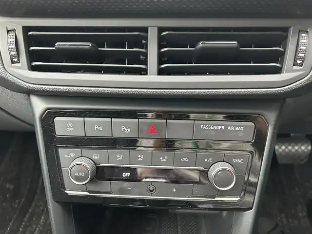 フォルクスワーゲン ＶＷ Ｔ－クロス TSI アクティブ 埼玉県 2021(令3)年 6万km ピュアホワイト ワンオーナー/純正メモリナビ(AM/FM/Bluetooth)/バックカメラ/純正ビルトインETC2.0/クルーズコントロール追従有/パークディスタンスコントロール/パーキングアシスト/アイドリングストップ/コーナーセンサー前後/オートライト/オートエアコン/プッシュスタートボタン/スマートキー×1/パワーステアリング/パワーウィンドウ/ルーフレール/本革巻きステアリング/純正16インチアルミホイール/12V充電器/純正フロアマット/ステアリングリモコン/トノカバー/車両取扱説明書/保証書
