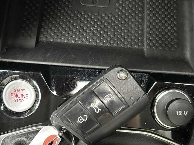 フォルクスワーゲン ＶＷ Ｔ－クロス TSI アクティブ 埼玉県 2021(令3)年 6万km ピュアホワイト ワンオーナー/純正メモリナビ(AM/FM/Bluetooth)/バックカメラ/純正ビルトインETC2.0/クルーズコントロール追従有/パークディスタンスコントロール/パーキングアシスト/アイドリングストップ/コーナーセンサー前後/オートライト/オートエアコン/プッシュスタートボタン/スマートキー×1/パワーステアリング/パワーウィンドウ/ルーフレール/本革巻きステアリング/純正16インチアルミホイール/12V充電器/純正フロアマット/ステアリングリモコン/トノカバー/車両取扱説明書/保証書