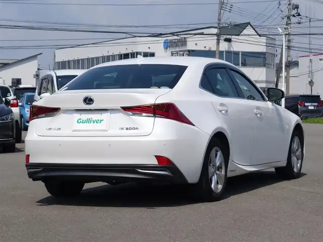 レクサス ＩＳ 300h 山形県 2020(令2)年 9.6万km ソニッククォーツ 衝突被害軽減システム/純正SDナビ/　　【CD DVD BD BT フルセグ USB AUX】/バックカメラ/レーダークルーズコントロール/LEDオートヘッドライト/ハーフレザーシート/シートヒーター/パワーシート/純正16インチアルミホイール/ドライブレコーダー/アイドリングストップ/コーナーセンサー/パーキングアシスト/ステアリングスイッチ/パドルシフト/ステアリングヒーター/電動格納ウィンカーミラー/ミラーヒーター/スマートキー×2/ETC2.0
