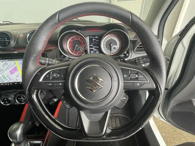 スズキ スイフト スポーツ 道央・札幌 2023(令5)年 1.8万km ピュアホワイトP ・ワンオーナー/・衝突軽減ブレーキ/・純正ナビ/　CD＆DVD＆BT＆TV/・バックカメラ/・ブランドスポットモニター/・レーダークルーズコントロール/・コーナーセンサー/・レーンキープアシスト/・電動格納ミラー/・プッシュスタート/・スマートキー/・D席シートヒーター/・パドルシフト/・MT付きAT/・ビルトインETC/・オートエアコン/・オートライト/・純正フロアマット/・ウィンカーミラー/・フォグライト/・スペアキー