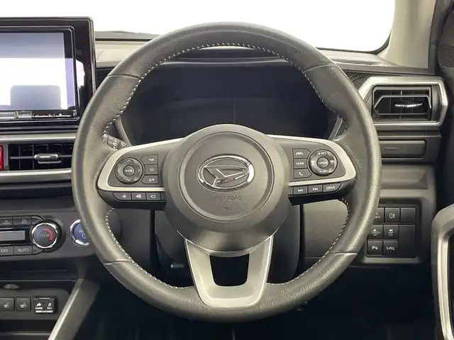 ダイハツ ロッキー プレミアム G HEV 新潟県 2022(令4)年 4.4万km レーザーブルークリスタルシャイン 9インチALPINEメモリナビ/　フルセグTV/Bluetooth/CD/DVD/スマートアシスト/・アダプティブクルーズコントロール/・レーンキープコントロール/・車線逸脱警報機能/・路側逸脱警報機能/・ふらつき警報/・ブラインドスポットモニター/・リヤクロストラフィックアラート/・スマートパノラマパーキングアシスト/・前後コーナーセンサー/・パノラマモニター/・誤発進抑制制御機能/・衝突回避支援ブレーキ機能/・先行車発進お知らせ機能/・標識認識機能/・アダプティブドライビングビーム/ハーフレザーシート/前席シートヒーター/ドライブレコーダー/ビルトインETC2.0/LEDヘッドライト/オートライト/レザーステアリング/ステアリングスイッチ