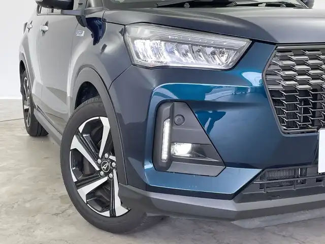 ダイハツ ロッキー プレミアム G HEV 新潟県 2022(令4)年 4.4万km レーザーブルークリスタルシャイン 9インチALPINEメモリナビ/　フルセグTV/Bluetooth/CD/DVD/スマートアシスト/・アダプティブクルーズコントロール/・レーンキープコントロール/・車線逸脱警報機能/・路側逸脱警報機能/・ふらつき警報/・ブラインドスポットモニター/・リヤクロストラフィックアラート/・スマートパノラマパーキングアシスト/・前後コーナーセンサー/・パノラマモニター/・誤発進抑制制御機能/・衝突回避支援ブレーキ機能/・先行車発進お知らせ機能/・標識認識機能/・アダプティブドライビングビーム/ハーフレザーシート/前席シートヒーター/ドライブレコーダー/ビルトインETC2.0/LEDヘッドライト/オートライト/レザーステアリング/ステアリングスイッチ