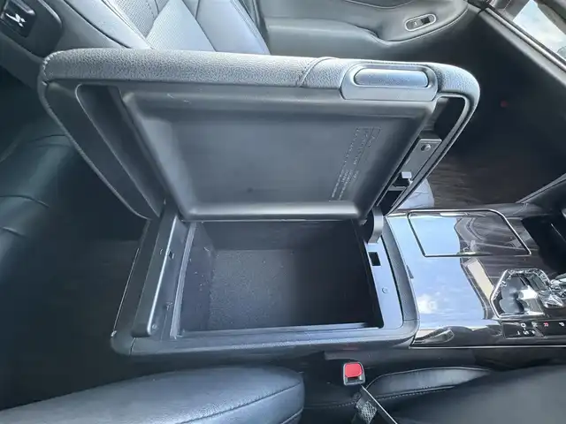 トヨタ クラウン ハイブリッド アスリートS 佐賀県 2015(平27)年 10.7万km ホワイトパールクリスタルシャイン 純正SDダブルディスプレイナビ/・フルセグTV/CD/DVD/SD/USB/Bluetooth/バックカメラ/前後ドライブレコーダー/ビルトインETC/クルーズコントロール/ブラックレザーシート/DN席パワーシート/シートヒーター/シートベンチレーション/ISOFIX対応/革巻きステアリング/ステアリングヒーター/ステアリングリモコン/純正18インチアルミホイール/純正LEDヘッドライト/純正LEDフォグランプ/純正フロアマット/純正ドアバイザ―/新車保証書/取扱説明書/スペアキー１本