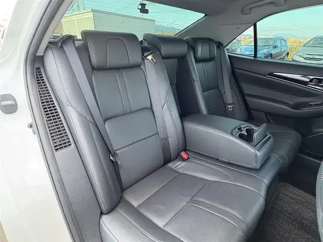 トヨタ クラウン ハイブリッド アスリートS 佐賀県 2015(平27)年 10.7万km ホワイトパールクリスタルシャイン 純正SDダブルディスプレイナビ/・フルセグTV/CD/DVD/SD/USB/Bluetooth/バックカメラ/前後ドライブレコーダー/ビルトインETC/クルーズコントロール/ブラックレザーシート/DN席パワーシート/シートヒーター/シートベンチレーション/ISOFIX対応/革巻きステアリング/ステアリングヒーター/ステアリングリモコン/純正18インチアルミホイール/純正LEDヘッドライト/純正LEDフォグランプ/純正フロアマット/純正ドアバイザ―/新車保証書/取扱説明書/スペアキー１本