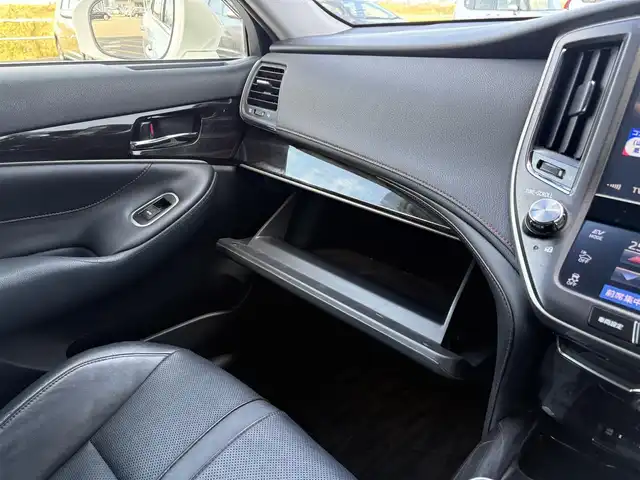 トヨタ クラウン ハイブリッド アスリートS 佐賀県 2015(平27)年 10.7万km ホワイトパールクリスタルシャイン 純正SDダブルディスプレイナビ/・フルセグTV/CD/DVD/SD/USB/Bluetooth/バックカメラ/前後ドライブレコーダー/ビルトインETC/クルーズコントロール/ブラックレザーシート/DN席パワーシート/シートヒーター/シートベンチレーション/ISOFIX対応/革巻きステアリング/ステアリングヒーター/ステアリングリモコン/純正18インチアルミホイール/純正LEDヘッドライト/純正LEDフォグランプ/純正フロアマット/純正ドアバイザ―/新車保証書/取扱説明書/スペアキー１本