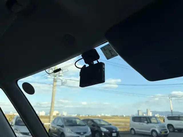 トヨタ クラウン ハイブリッド アスリートS 佐賀県 2015(平27)年 10.7万km ホワイトパールクリスタルシャイン 純正SDダブルディスプレイナビ/・フルセグTV/CD/DVD/SD/USB/Bluetooth/バックカメラ/前後ドライブレコーダー/ビルトインETC/クルーズコントロール/ブラックレザーシート/DN席パワーシート/シートヒーター/シートベンチレーション/ISOFIX対応/革巻きステアリング/ステアリングヒーター/ステアリングリモコン/純正18インチアルミホイール/純正LEDヘッドライト/純正LEDフォグランプ/純正フロアマット/純正ドアバイザ―/新車保証書/取扱説明書/スペアキー１本