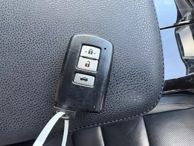 トヨタ クラウン ハイブリッド アスリートS 佐賀県 2015(平27)年 10.7万km ホワイトパールクリスタルシャイン 純正SDダブルディスプレイナビ/・フルセグTV/CD/DVD/SD/USB/Bluetooth/バックカメラ/前後ドライブレコーダー/ビルトインETC/クルーズコントロール/ブラックレザーシート/DN席パワーシート/シートヒーター/シートベンチレーション/ISOFIX対応/革巻きステアリング/ステアリングヒーター/ステアリングリモコン/純正18インチアルミホイール/純正LEDヘッドライト/純正LEDフォグランプ/純正フロアマット/純正ドアバイザ―/新車保証書/取扱説明書/スペアキー１本