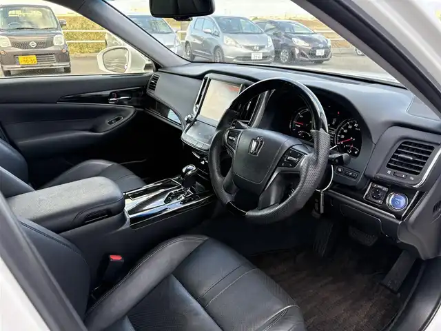 トヨタ クラウン ハイブリッド アスリートS 佐賀県 2015(平27)年 10.7万km ホワイトパールクリスタルシャイン 純正SDダブルディスプレイナビ/・フルセグTV/CD/DVD/SD/USB/Bluetooth/バックカメラ/前後ドライブレコーダー/ビルトインETC/クルーズコントロール/ブラックレザーシート/DN席パワーシート/シートヒーター/シートベンチレーション/ISOFIX対応/革巻きステアリング/ステアリングヒーター/ステアリングリモコン/純正18インチアルミホイール/純正LEDヘッドライト/純正LEDフォグランプ/純正フロアマット/純正ドアバイザ―/新車保証書/取扱説明書/スペアキー１本