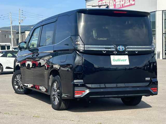 トヨタ ヴォクシー ハイブリッド S－Z 道南・函館 2023(令5)年 3.4万km アティチュードブラックマイカ ・純正ディスプレイオーディオ/・フルセグTV/・純正エンジンスターター/・バックカメラ/・純正フリップダウンモニター/・両側パワースライドドア/・ETC/・ハーフレザーシート/・前席シートヒーター/・プリクラッシュセーフティ/・レーンキープアシスト/・レーダークルーズコントロール/・クリアランスソナー/・オートマチックハイビーム/・ワンオーナー/・寒冷地仕様/・ワイパーデアイサー/・LEDヘッドライト/・オートライト/・スマートキー/・エンジンプッシュスタート