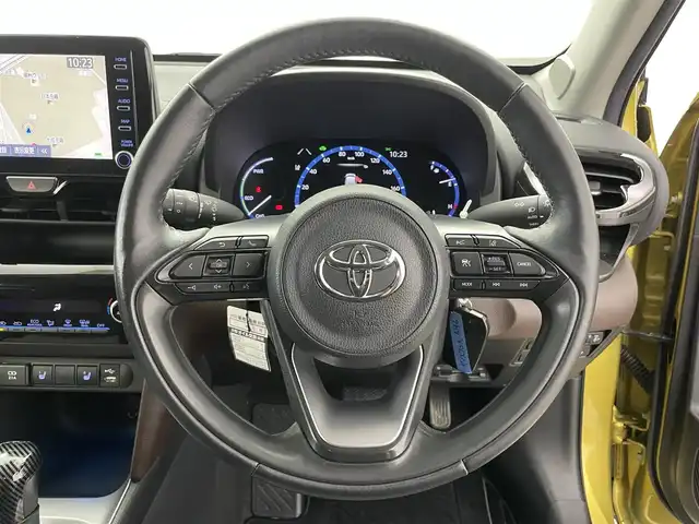 トヨタ ヤリスクロス ハイブリッド Z 愛知県 2021(令3)年 3.3万km ブラックマイカ/ブラスゴールドメタリック 2トーン ディスプレイオーディオ　/アラウンドビューモニター　/追従クルコン　/ビルトＥＴＣ　/シートヒーター　/ハーフレザー　/パワーシート　/ステアリングヒーター　/オートハイビーム　/USB/フルセグTV/スマートキー/ルーフレール　/保証書　/記録簿