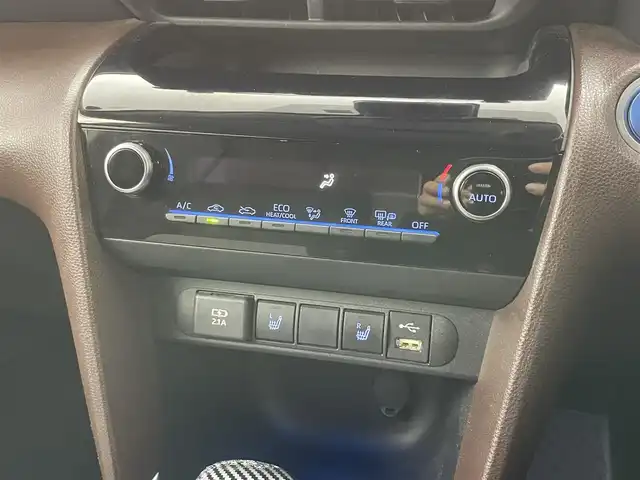 トヨタ ヤリスクロス ハイブリッド Z 愛知県 2021(令3)年 3.3万km ブラックマイカ/ブラスゴールドメタリック 2トーン ディスプレイオーディオ　/アラウンドビューモニター　/追従クルコン　/ビルトＥＴＣ　/シートヒーター　/ハーフレザー　/パワーシート　/ステアリングヒーター　/オートハイビーム　/USB/フルセグTV/スマートキー/ルーフレール　/保証書　/記録簿