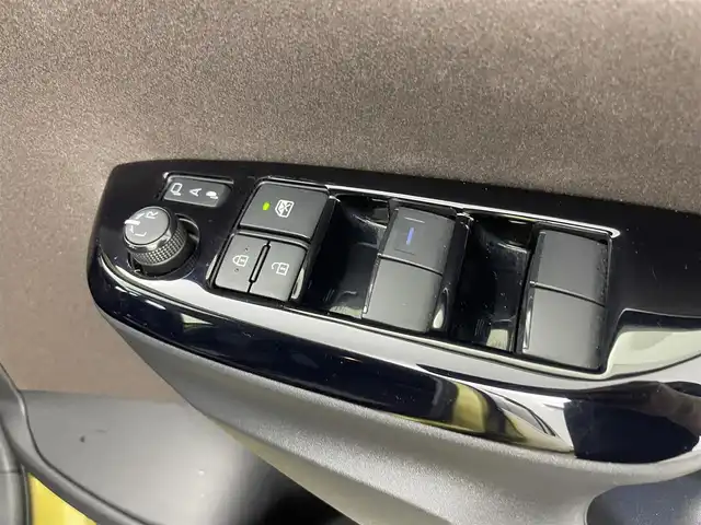 トヨタ ヤリスクロス ハイブリッド Z 愛知県 2021(令3)年 3.3万km ブラックマイカ/ブラスゴールドメタリック 2トーン ディスプレイオーディオ　/アラウンドビューモニター　/追従クルコン　/ビルトＥＴＣ　/シートヒーター　/ハーフレザー　/パワーシート　/ステアリングヒーター　/オートハイビーム　/USB/フルセグTV/スマートキー/ルーフレール　/保証書　/記録簿