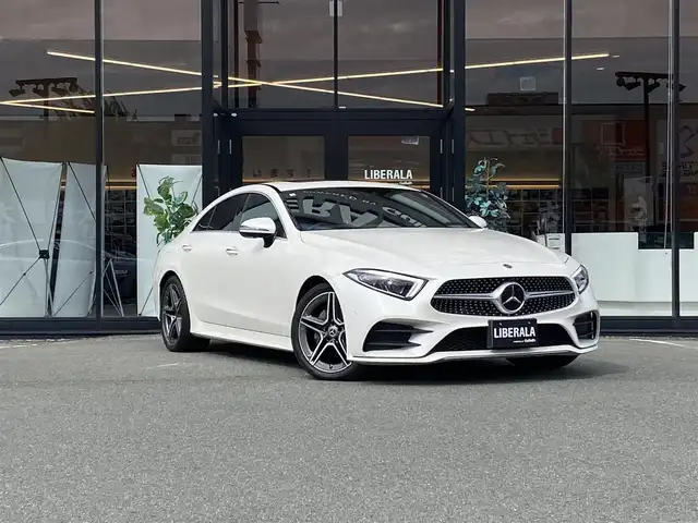 メルセデス・ベンツ ＣＬＳ２２０ｄ スポーツ エクスクルーシブPKG 福岡県 2018(平30)年 0.9万km ダイヤモンドホワイト ガラス・スライディングルーフ/エクスクルーシブパッケージ/本革シート/ヘッドアップディスプレイ/Burmesterサラウンドサウンドシステム/シートベンチレーター(前席)/AIR BODY CONTROL/レーダーセーフティパッケージ/アクティブディスタンスアシスト・ディストロニック/(自動再発進機能付)/アクティブステアリングアシスト/アクティブレーンチェンジングアシスト/アクティブエマージェンシーストップアシスト/PRE-SAFEインパルスサイド/PRE-SAFEサウンド/緊急回避補助システム/渋滞時緊急ブレーキ機能/アクティブブラインドスポットアシスト/アクティブレーンキーピングアシスト/PRE-SAFEプラス(被害軽減ブレーキ付後方衝突警告)/トラフィックアシストサイン/360°カメラシステム/エアバランスパッケージ/空気洗浄機能、パフュームアトマイザー付/アンビエントライト(64色)/メモリー付きパワーシート/シートヒーター(後席)/COMANDシステム/12.3インチワイドディスプレイ/HDDナビ/AM/FM/地デジ/AppleCarPlay/Android Auto/保証書/取説/スペアキー/ETC2.0