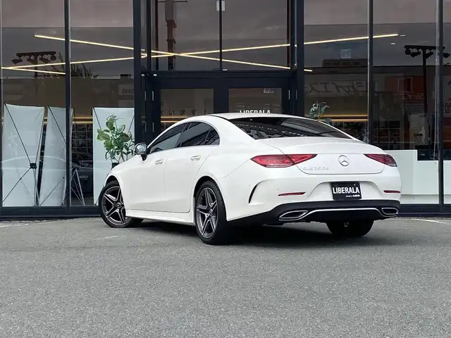 メルセデス・ベンツ ＣＬＳ２２０ｄ スポーツ エクスクルーシブPKG 福岡県 2018(平30)年 0.9万km ダイヤモンドホワイト ガラス・スライディングルーフ/エクスクルーシブパッケージ/本革シート/ヘッドアップディスプレイ/Burmesterサラウンドサウンドシステム/シートベンチレーター(前席)/AIR BODY CONTROL/レーダーセーフティパッケージ/アクティブディスタンスアシスト・ディストロニック/(自動再発進機能付)/アクティブステアリングアシスト/アクティブレーンチェンジングアシスト/アクティブエマージェンシーストップアシスト/PRE-SAFEインパルスサイド/PRE-SAFEサウンド/緊急回避補助システム/渋滞時緊急ブレーキ機能/アクティブブラインドスポットアシスト/アクティブレーンキーピングアシスト/PRE-SAFEプラス(被害軽減ブレーキ付後方衝突警告)/トラフィックアシストサイン/360°カメラシステム/エアバランスパッケージ/空気洗浄機能、パフュームアトマイザー付/アンビエントライト(64色)/メモリー付きパワーシート/シートヒーター(後席)/COMANDシステム/12.3インチワイドディスプレイ/HDDナビ/AM/FM/地デジ/AppleCarPlay/Android Auto/保証書/取説/スペアキー/ETC2.0