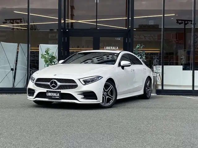 メルセデス・ベンツ ＣＬＳ２２０ｄ スポーツ エクスクルーシブPKG 福岡県 2018(平30)年 0.9万km ダイヤモンドホワイト ガラス・スライディングルーフ/エクスクルーシブパッケージ/本革シート/ヘッドアップディスプレイ/Burmesterサラウンドサウンドシステム/シートベンチレーター(前席)/AIR BODY CONTROL/レーダーセーフティパッケージ/アクティブディスタンスアシスト・ディストロニック/(自動再発進機能付)/アクティブステアリングアシスト/アクティブレーンチェンジングアシスト/アクティブエマージェンシーストップアシスト/PRE-SAFEインパルスサイド/PRE-SAFEサウンド/緊急回避補助システム/渋滞時緊急ブレーキ機能/アクティブブラインドスポットアシスト/アクティブレーンキーピングアシスト/PRE-SAFEプラス(被害軽減ブレーキ付後方衝突警告)/トラフィックアシストサイン/360°カメラシステム/エアバランスパッケージ/空気洗浄機能、パフュームアトマイザー付/アンビエントライト(64色)/メモリー付きパワーシート/シートヒーター(後席)/COMANDシステム/12.3インチワイドディスプレイ/HDDナビ/AM/FM/地デジ/AppleCarPlay/Android Auto/保証書/取説/スペアキー/ETC2.0