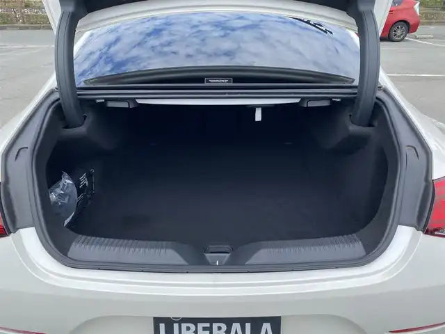 メルセデス・ベンツ ＣＬＳ２２０ｄ スポーツ エクスクルーシブPKG 福岡県 2018(平30)年 0.9万km ダイヤモンドホワイト ガラス・スライディングルーフ/エクスクルーシブパッケージ/本革シート/ヘッドアップディスプレイ/Burmesterサラウンドサウンドシステム/シートベンチレーター(前席)/AIR BODY CONTROL/レーダーセーフティパッケージ/アクティブディスタンスアシスト・ディストロニック/(自動再発進機能付)/アクティブステアリングアシスト/アクティブレーンチェンジングアシスト/アクティブエマージェンシーストップアシスト/PRE-SAFEインパルスサイド/PRE-SAFEサウンド/緊急回避補助システム/渋滞時緊急ブレーキ機能/アクティブブラインドスポットアシスト/アクティブレーンキーピングアシスト/PRE-SAFEプラス(被害軽減ブレーキ付後方衝突警告)/トラフィックアシストサイン/360°カメラシステム/エアバランスパッケージ/空気洗浄機能、パフュームアトマイザー付/アンビエントライト(64色)/メモリー付きパワーシート/シートヒーター(後席)/COMANDシステム/12.3インチワイドディスプレイ/HDDナビ/AM/FM/地デジ/AppleCarPlay/Android Auto/保証書/取説/スペアキー/ETC2.0