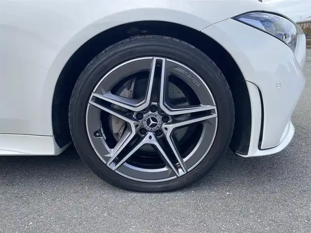 メルセデス・ベンツ ＣＬＳ２２０ｄ スポーツ エクスクルーシブPKG 福岡県 2018(平30)年 0.9万km ダイヤモンドホワイト ガラス・スライディングルーフ/エクスクルーシブパッケージ/本革シート/ヘッドアップディスプレイ/Burmesterサラウンドサウンドシステム/シートベンチレーター(前席)/AIR BODY CONTROL/レーダーセーフティパッケージ/アクティブディスタンスアシスト・ディストロニック/(自動再発進機能付)/アクティブステアリングアシスト/アクティブレーンチェンジングアシスト/アクティブエマージェンシーストップアシスト/PRE-SAFEインパルスサイド/PRE-SAFEサウンド/緊急回避補助システム/渋滞時緊急ブレーキ機能/アクティブブラインドスポットアシスト/アクティブレーンキーピングアシスト/PRE-SAFEプラス(被害軽減ブレーキ付後方衝突警告)/トラフィックアシストサイン/360°カメラシステム/エアバランスパッケージ/空気洗浄機能、パフュームアトマイザー付/アンビエントライト(64色)/メモリー付きパワーシート/シートヒーター(後席)/COMANDシステム/12.3インチワイドディスプレイ/HDDナビ/AM/FM/地デジ/AppleCarPlay/Android Auto/保証書/取説/スペアキー/ETC2.0