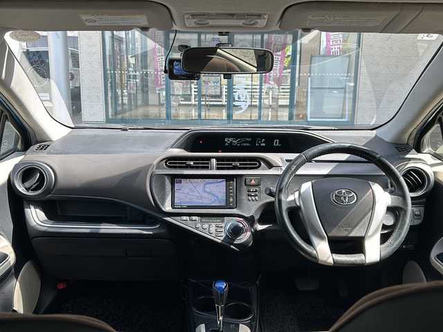 トヨタ アクア G 愛知県 2014(平26)年 11.4万km コバルトブルーメタリック 登録時走行距離113696km/社外7インチメモリナビ/(Bluetooth/フルセグTV/DVD/HDMI)/バックカメラ/ドラレコ前/ETC/ヘッドランプレベライザー/電格ミラー/革巻きステアリング/肘置き/純正フロアマット/社外ドアバイザー/リモコンキー/取説/保証書