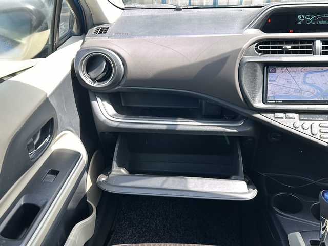 トヨタ アクア G 愛知県 2014(平26)年 11.4万km コバルトブルーメタリック 登録時走行距離113696km/社外7インチメモリナビ/(Bluetooth/フルセグTV/DVD/HDMI)/バックカメラ/ドラレコ前/ETC/ヘッドランプレベライザー/電格ミラー/革巻きステアリング/肘置き/純正フロアマット/社外ドアバイザー/リモコンキー/取説/保証書