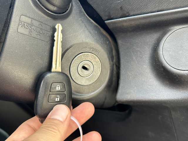トヨタ アクア G 愛知県 2014(平26)年 11.4万km コバルトブルーメタリック 登録時走行距離113696km/社外7インチメモリナビ/(Bluetooth/フルセグTV/DVD/HDMI)/バックカメラ/ドラレコ前/ETC/ヘッドランプレベライザー/電格ミラー/革巻きステアリング/肘置き/純正フロアマット/社外ドアバイザー/リモコンキー/取説/保証書