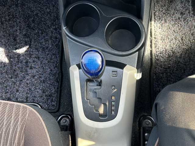 トヨタ アクア G 愛知県 2014(平26)年 11.4万km コバルトブルーメタリック 登録時走行距離113696km/社外7インチメモリナビ/(Bluetooth/フルセグTV/DVD/HDMI)/バックカメラ/ドラレコ前/ETC/ヘッドランプレベライザー/電格ミラー/革巻きステアリング/肘置き/純正フロアマット/社外ドアバイザー/リモコンキー/取説/保証書