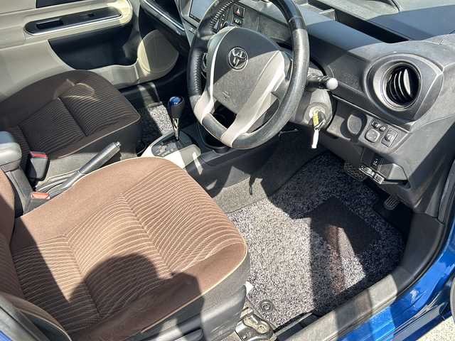トヨタ アクア G 愛知県 2014(平26)年 11.4万km コバルトブルーメタリック 登録時走行距離113696km/社外7インチメモリナビ/(Bluetooth/フルセグTV/DVD/HDMI)/バックカメラ/ドラレコ前/ETC/ヘッドランプレベライザー/電格ミラー/革巻きステアリング/肘置き/純正フロアマット/社外ドアバイザー/リモコンキー/取説/保証書