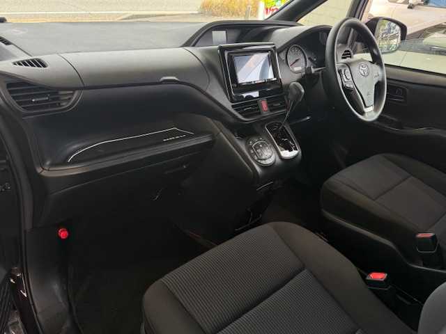 トヨタ ノア X 大阪府 2021(令3)年 5万km ボルドーマイカメタリック /社外ナビ（AVIC－RZ811）/・フルTV/BT/SD/CD/DVD//社外フリップダウンモニター【アルパイン】//バックカメラ//USB充電//ステアリングスイッチ//クルーズコントロール//アイドリングストップ//オートハイビーム//衝突軽減ブレーキ//レーンキープアシスト//片側パワースライドドア//ビルトインETC//プッシュスタート//スマートキー//前後ドラレコ【ZDR-015】