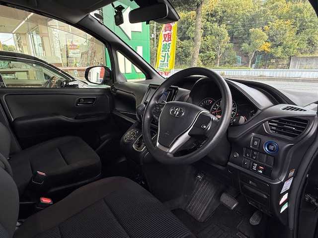 トヨタ ノア X 大阪府 2021(令3)年 5万km ボルドーマイカメタリック /社外ナビ（AVIC－RZ811）/・フルTV/BT/SD/CD/DVD//社外フリップダウンモニター【アルパイン】//バックカメラ//USB充電//ステアリングスイッチ//クルーズコントロール//アイドリングストップ//オートハイビーム//衝突軽減ブレーキ//レーンキープアシスト//片側パワースライドドア//ビルトインETC//プッシュスタート//スマートキー//前後ドラレコ【ZDR-015】