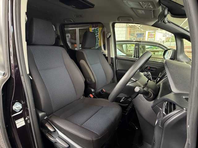 トヨタ ノア X 大阪府 2021(令3)年 5万km ボルドーマイカメタリック /社外ナビ（AVIC－RZ811）/・フルTV/BT/SD/CD/DVD//社外フリップダウンモニター【アルパイン】//バックカメラ//USB充電//ステアリングスイッチ//クルーズコントロール//アイドリングストップ//オートハイビーム//衝突軽減ブレーキ//レーンキープアシスト//片側パワースライドドア//ビルトインETC//プッシュスタート//スマートキー//前後ドラレコ【ZDR-015】